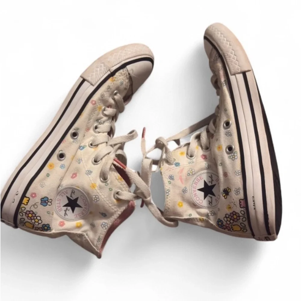 Converse x Hello Kitty Chuck Taylor‎ High Top Sneakers Kids Size 3 Floral